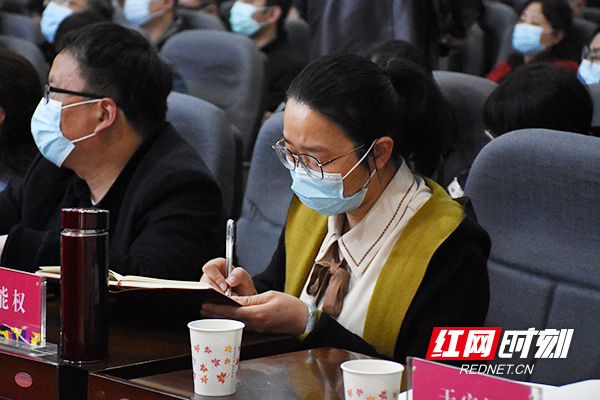 现场人员仔细听取宣讲,并认真记录。.jpg 现场人员仔细听取宣讲,并认真记录。.jpg
