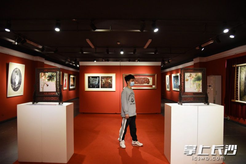 在学校的展览馆内,林凯学习优秀的湘绣作品。 在学校的展览馆内,林凯学习优秀的湘绣作品。