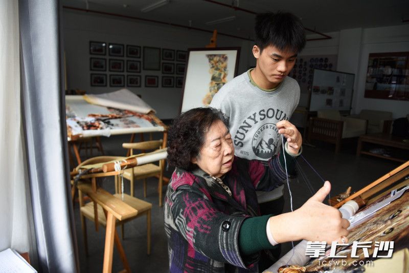 19岁的林凯在大学学习湘绣,工作室内,他向湘绣大师刘爱云请教湘绣技艺。均为长沙晚报全媒体记者 刘琦 摄 19岁的林凯在大学学习湘绣,工作室内,他向湘绣大师刘爱云请教湘绣技艺。均为长沙晚报全媒体记者 刘琦 摄