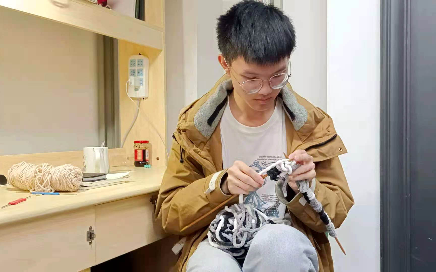 夏宏宇在精心编织围巾。长沙晚报全媒体记者石祯专 通讯员王国光摄影报道 夏宏宇在精心编织围巾。长沙晚报全媒体记者石祯专 通讯员王国光摄影报道