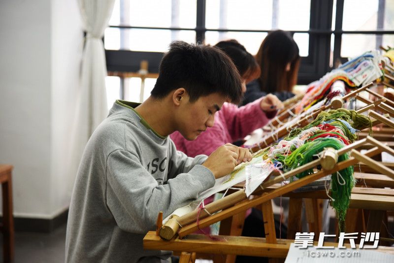 湘绣设计与制作专业男生极少,林凯不断努力,希望自己能有所进步和收获。 湘绣设计与制作专业男生极少,林凯不断努力,希望自己能有所进步和收获。