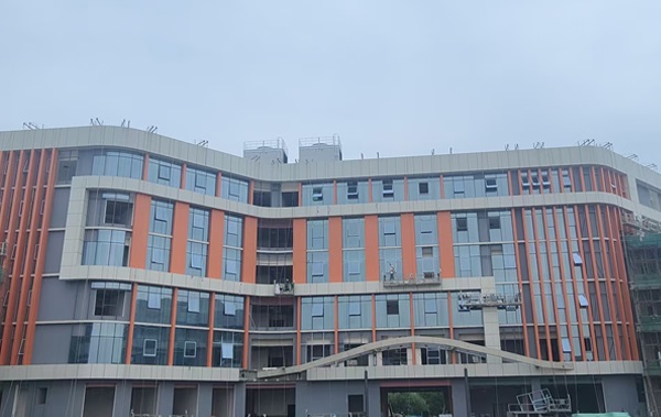 七分公司沧州市残疾人康复中心项目：雨季鏖战幕墙施工 硬核举措加快速度